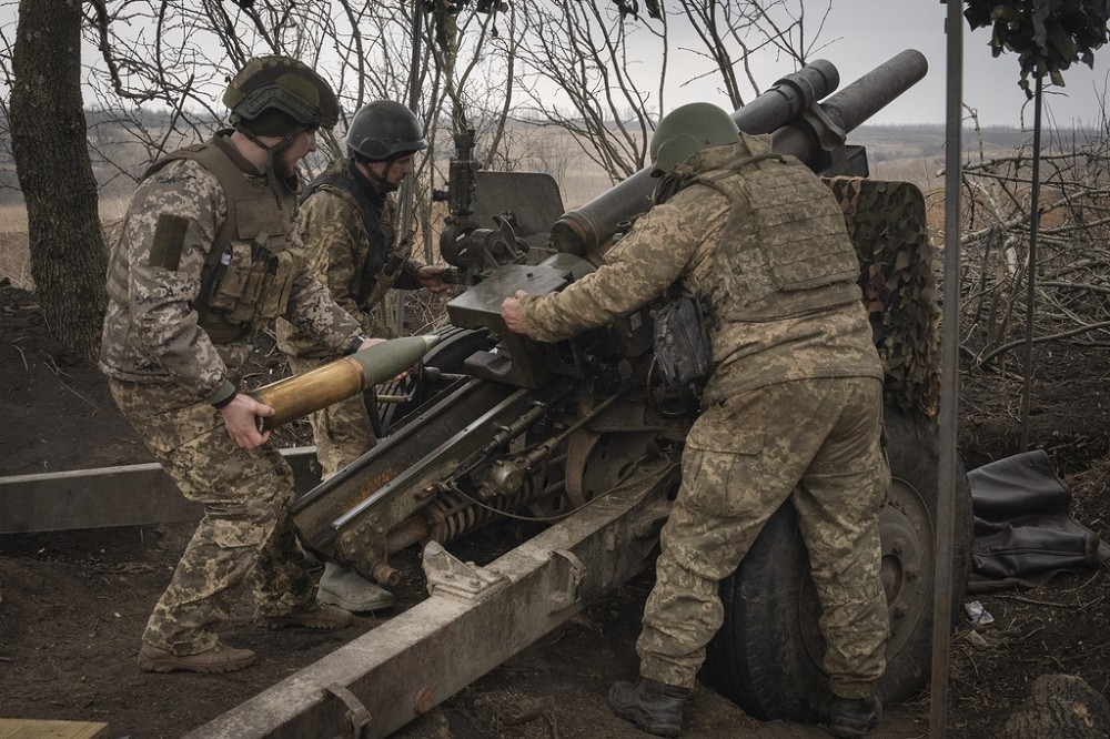 俄軍宣稱奪得伊凡尼夫斯克，已逼近烏軍在西夫雅爾構築的新防線。圖為烏軍M101榴砲開火。（美聯社）