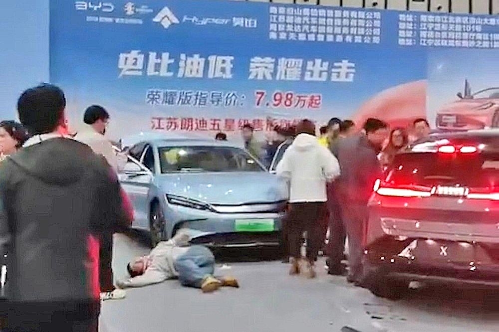 中國南京車展發生極氪參展車輛突然啟動衝撞事故，導致5人輕傷。（截自影片）