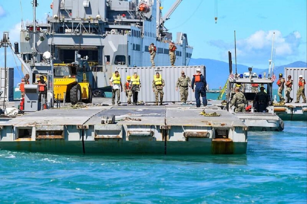 美軍去年7月舉行美澳護身軍刀演習，在澳洲鮑恩海岸修建的JLOTS浮動碼頭。（取自美國陸軍網站）