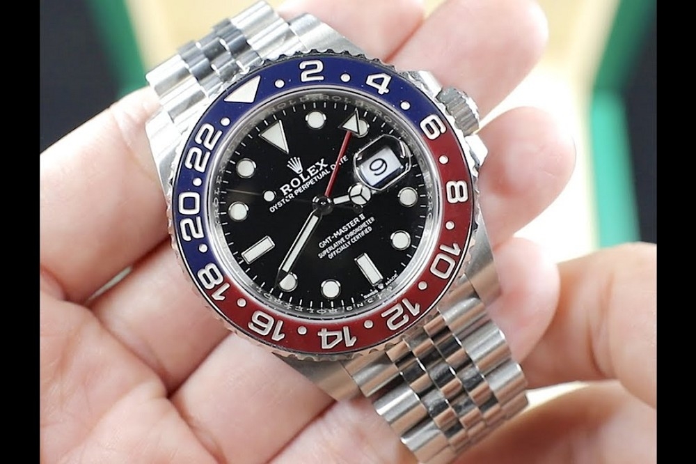 勞力士經典的紅藍配色腕錶「百事圈」GMT-Master II。（截自網路影片）
