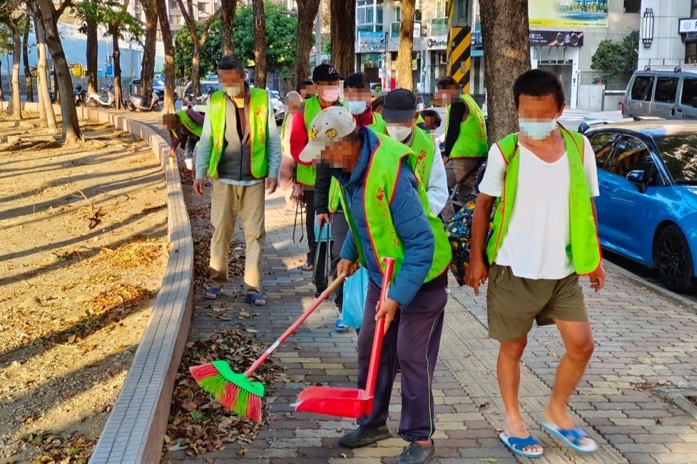 街友服務中心辦理社區活動，帶領街友走入社區打掃環境。（社會局提供）