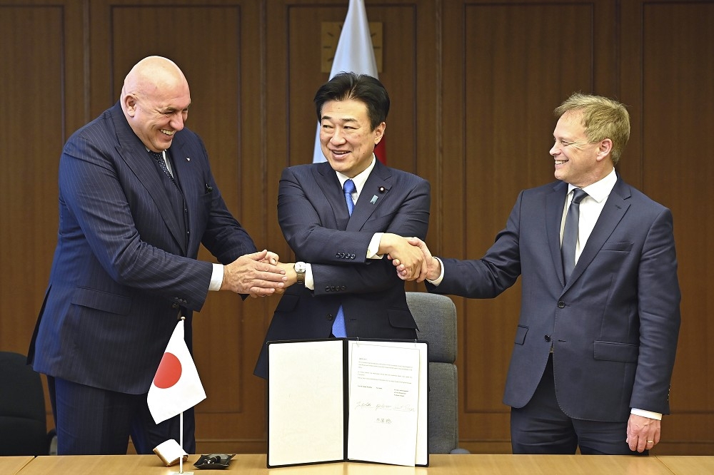 日本防衛大臣木原稔（中）、英國防長夏普斯（右）以及義大利防長克羅塞托（左）2022年12月在東京，代表3國簽署「全球作戰空中計畫」（GCAP）。（美聯社）