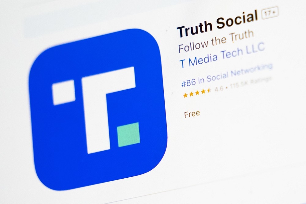 以「Truth Social」網站發展而來的川普媒體科技集團，26日在那斯達克交易所上市。（美聯社）