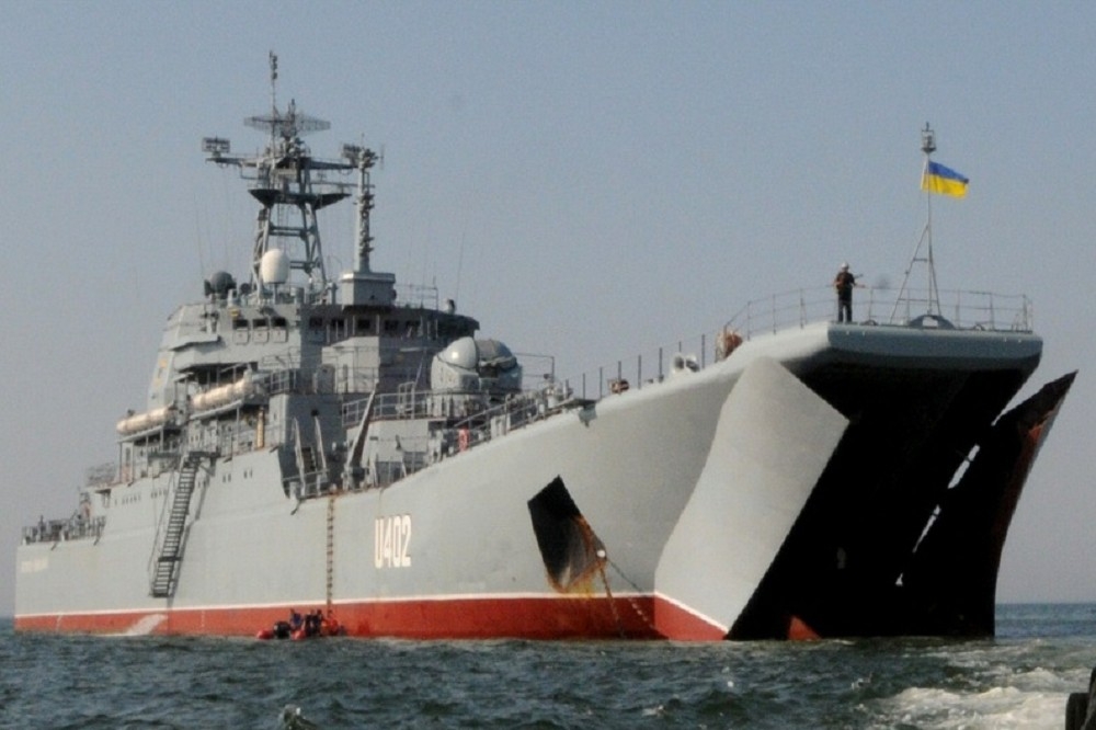 烏克蘭海軍近日擊沉被俄國擄走的「康士坦丁．奧尚斯基號」等軍艦。圖為烏克蘭海軍2010年演習時的「康士坦丁．奧尚斯基號」。（取自維基）