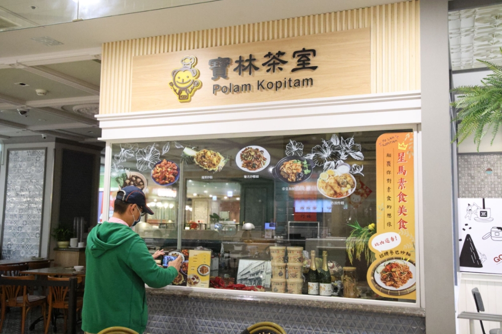台南一名劉姓女子22日到寶林茶室用餐，沒想到店家端出超生滑蛋河粉，吃完便上吐下瀉。（陳愷巨攝）