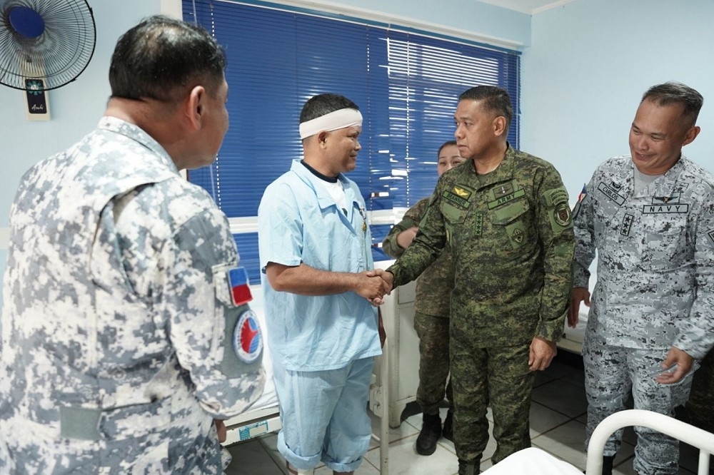 菲國參謀總長布勞納，探視因為執行運補任務而受傷的官兵，（取自菲律賓軍方FB）