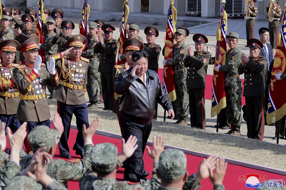 南韩与美国宣布最新联合制裁行动。图为北韩领导人金正恩24日视察第105装甲师。（美联社）(photo:UpMedia)