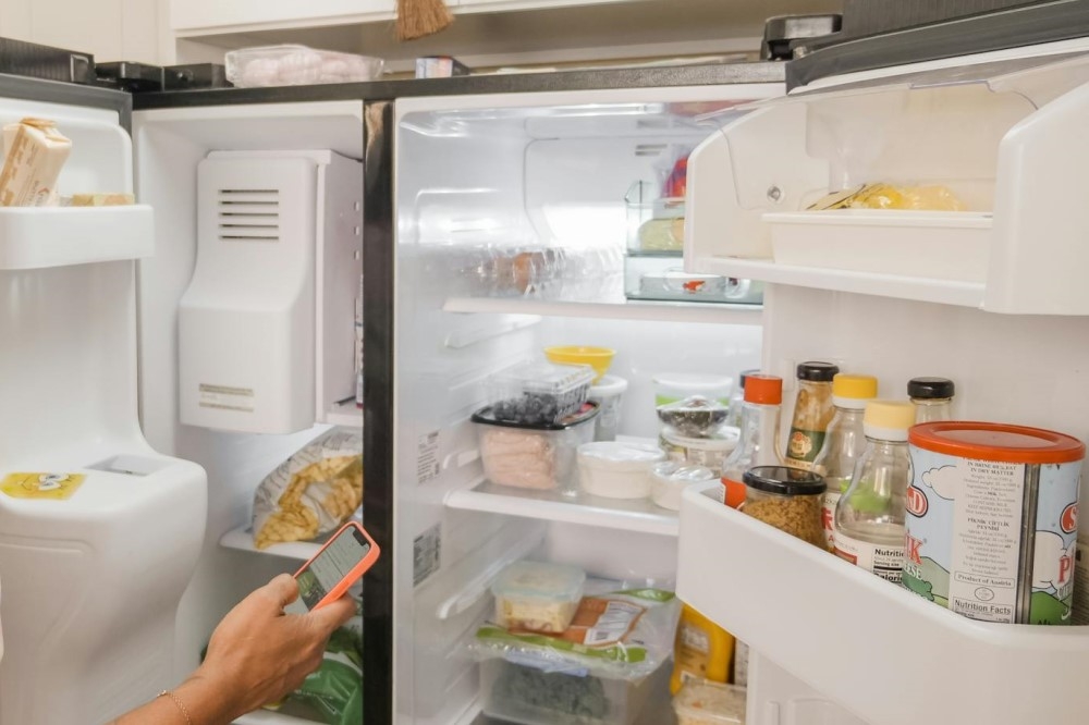 食安專家韋恩表示，熱菜直接放冰箱，對食安比較好。（取自 Pexels）