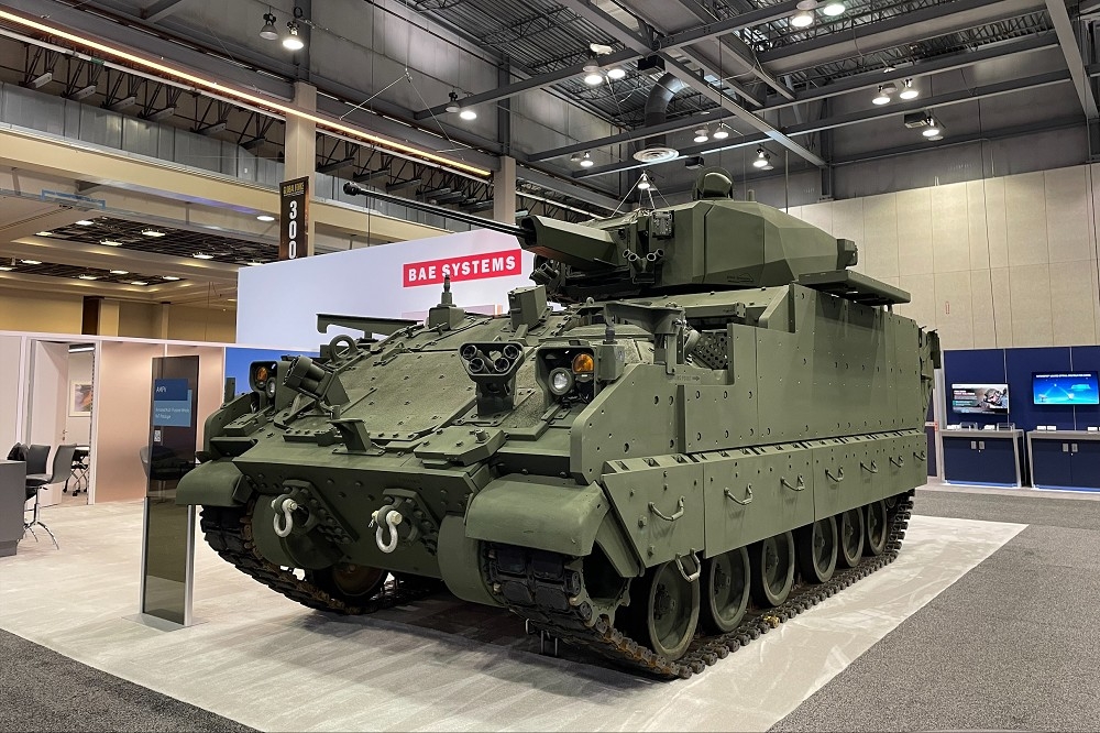 貝宜系統公司展出第三款AMPV衍生型，為採用UT30無人砲塔的步兵戰車樣車。（取自貝宜系統）