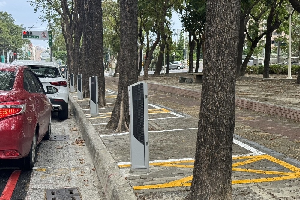 高市府交通局將持續加速建置智慧停車格及地磁設備。（交通局提供）