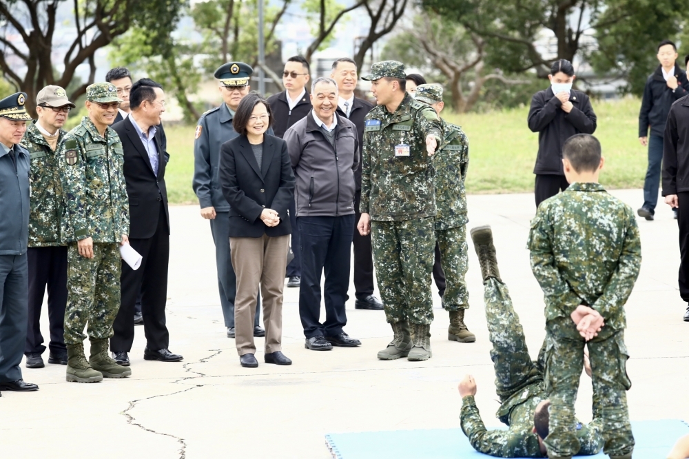 台灣總統蔡英文2月6日赴陸軍第206旅駐地，視察義務役練習護身倒法。（王侑聖攝）