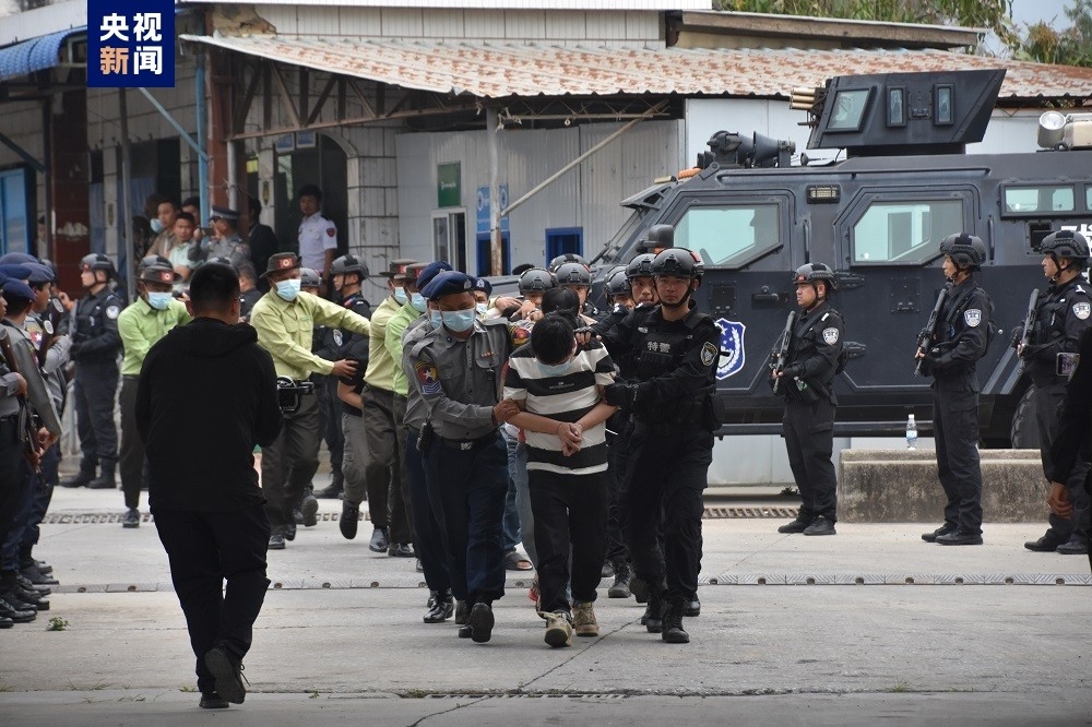 中缅两国警方在与木姐相邻的云南瑞丽口岸，移交中国籍电诈嫌疑犯。（取自澎湃新闻）(photo:UpMedia)