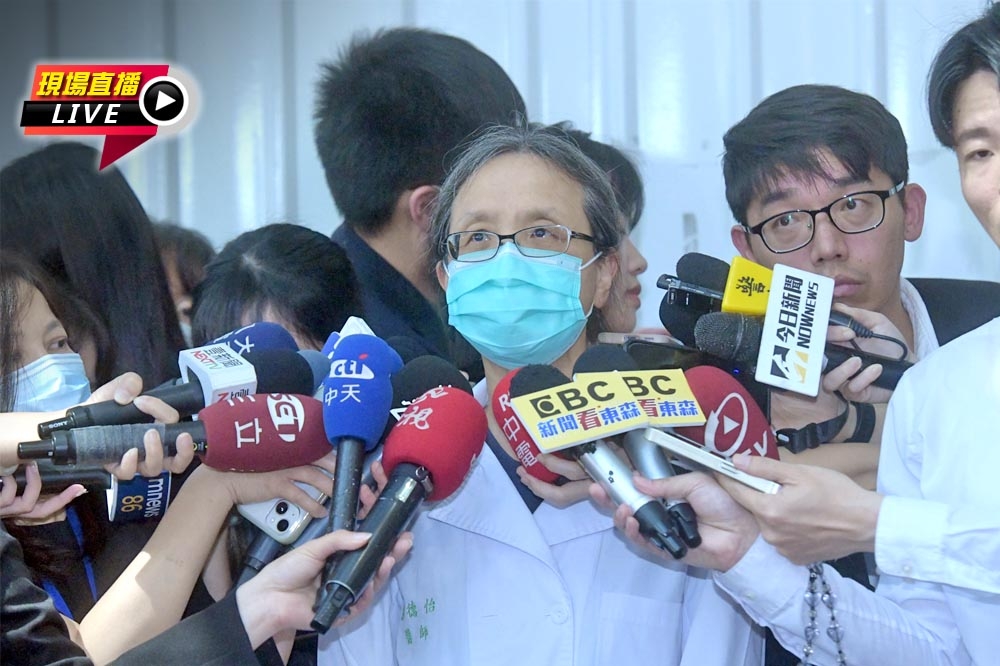寶林茶室食物中毒案，台大翁德怡醫師將於台大醫院東址大門外說明米酵菌酸的檢驗。（張哲偉攝）