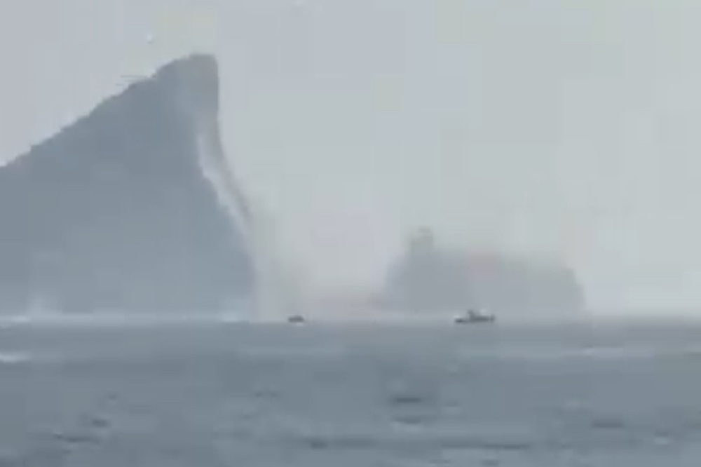 因今早的強震，宜蘭著名龜山島龜首被震斷。（翻攝畫面）