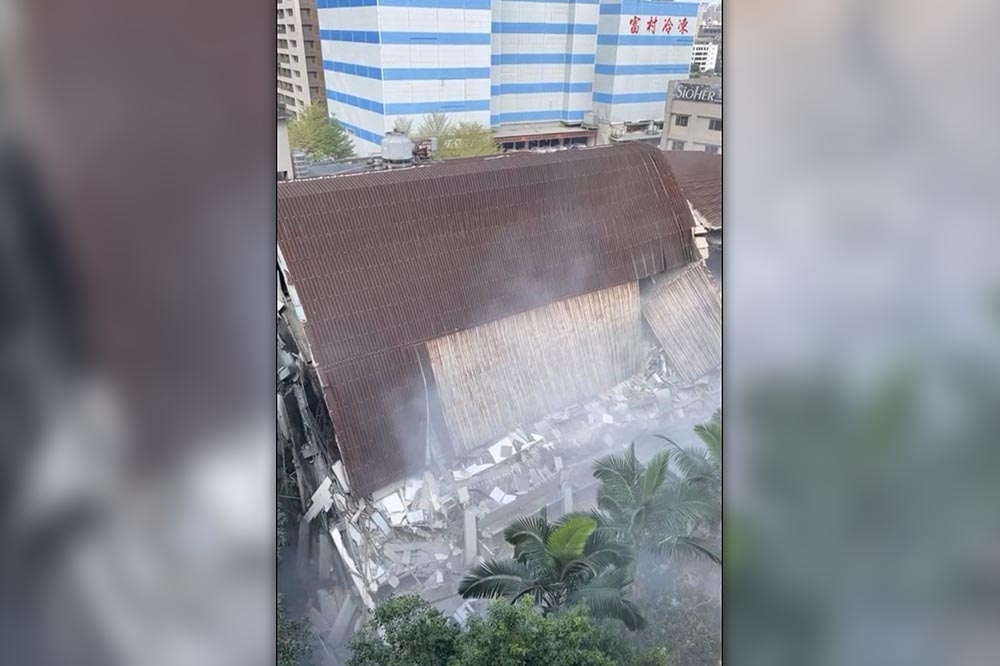 新北市中和區一處廠房的天花板在地震後整個坍塌。（取自我是中和人臉書）