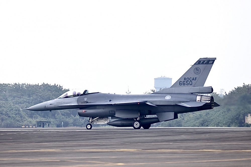 花蓮空軍基地傳出至少8架F-16在地震發生時因碰撞受損。（資料照片／張哲偉攝）