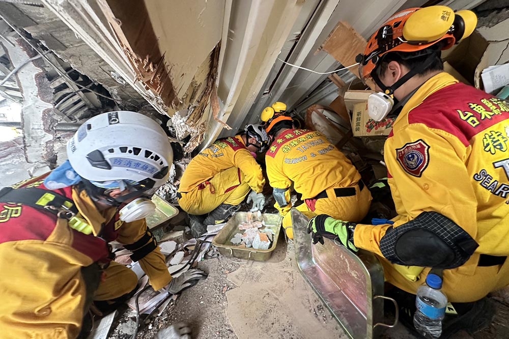 花蓮天王星大樓傾斜，傳出有生命反應，救難人員進行救援。（花蓮消防局提供）