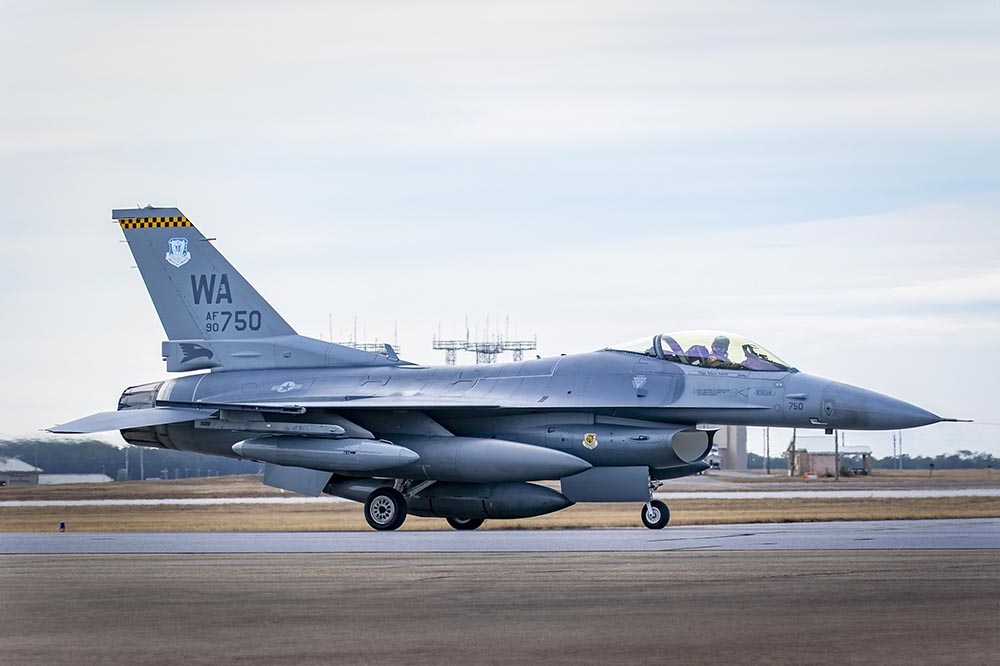 [新聞] 美軍「毒液計劃」測試AI自主飛行3架F-16