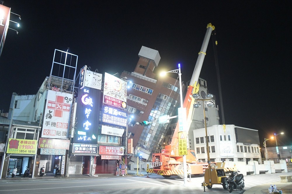 花蓮震後出現建物坍塌，專家指出台灣依據過往經驗建立強大韌性，是災害相對輕微的主因。（張哲偉攝）