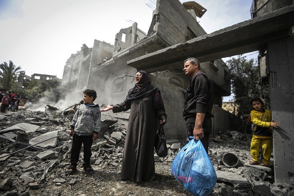 英國法界人士連署，要求政府停止向以色列供應軍火，圖為加薩民眾望著殘破不堪的家園興嘆。（美聯社）