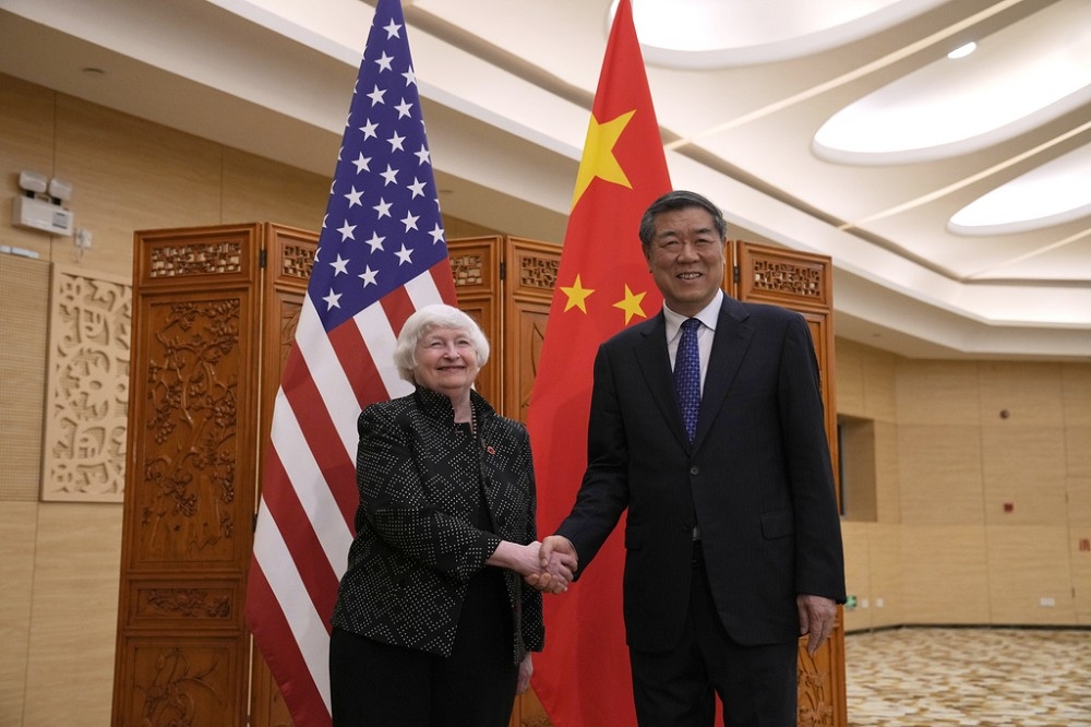 美國財政部長葉倫5日下午，在廣州與中國國務院副總理何立峰會面。（美聯社）