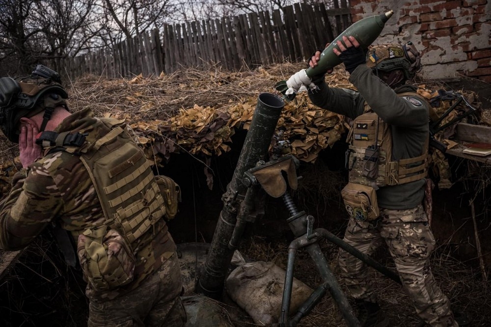 烏克蘭軍方否認俄國媒體報導，聲稱已攻入西夫雅爾的說法。圖為烏軍120公厘迫擊砲陣地。（取自烏克蘭武裝部隊）