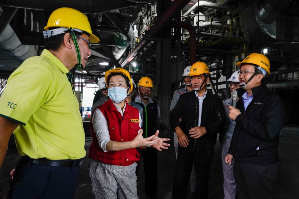 經濟部部長王美花趕到花蓮和平電廠關切目前修復情況，並向即刻投入搶修的同仁表達感謝。（台電提供）