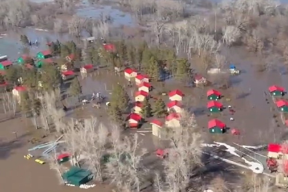 奧爾斯克市的許多民房已遭洪水淹沒。（取自X平台）
