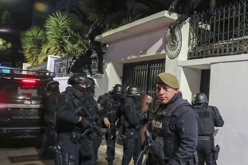 在厄墨兩國外交關係緊張之際，厄瓜多警方5日衝破墨西哥駐基多大使館大門，強行拘捕涉貪前副總統格拉斯，進一步升高情勢。（美聯社）