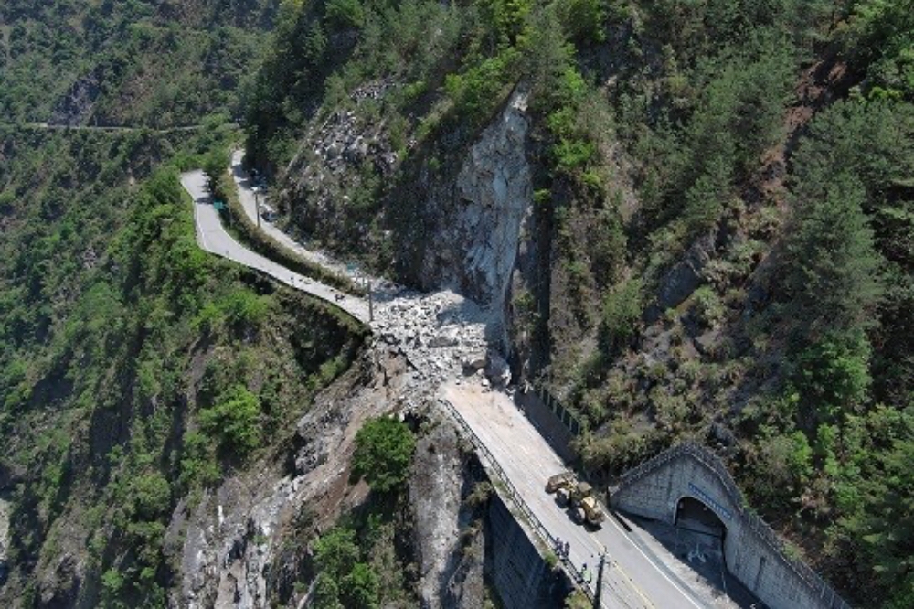 台中和平區中橫便道多處落石造成道路坍方，一度造成12輛車、21人受困。（公路局谷關工務段提供）