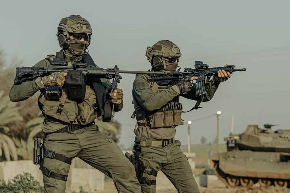 IWI公司公布的宣傳照，左方的Negev輕機槍握靶即加裝了Arbel輕兵器電腦系統。（取自IWI）