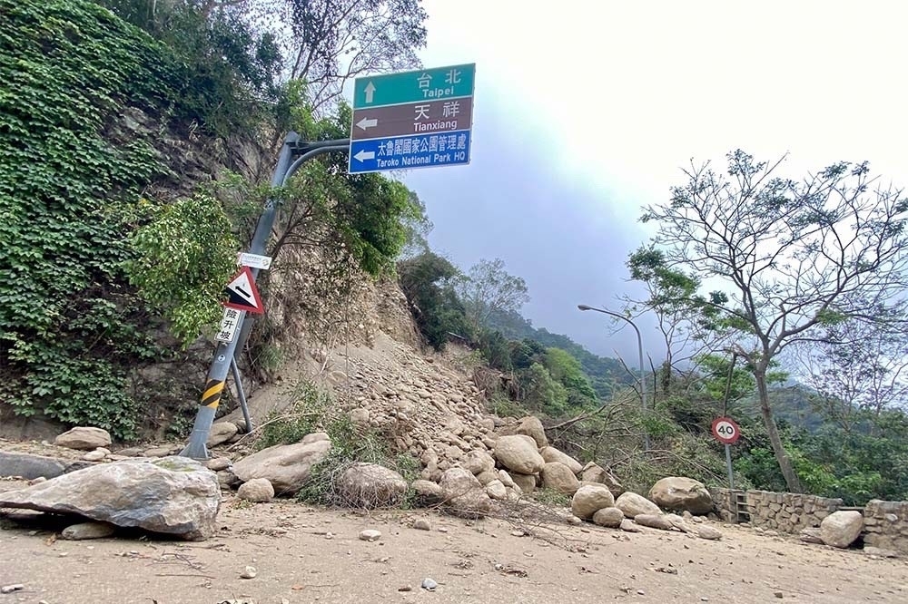 花蓮強震後第5天，救難人員稍早協助受困天祥地區的305人撤退下山。（資料照片／張哲偉攝）