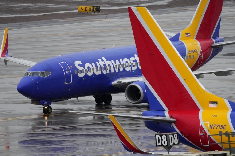 美国西南航空1架波音737-800客机因引擎罩脱落，紧急折返丹佛机场降落。（美联社）(photo:UpMedia)
