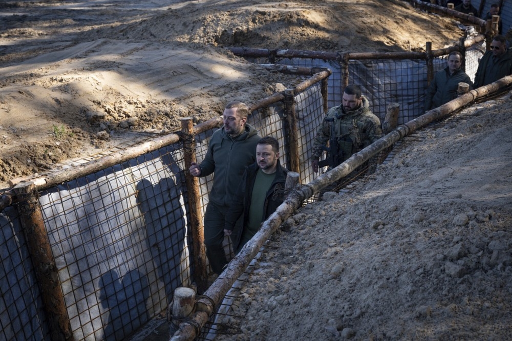 烏克蘭總統澤倫斯基5日前往切爾尼戈夫地區，視察新構築的壕溝工事。（美聯社）