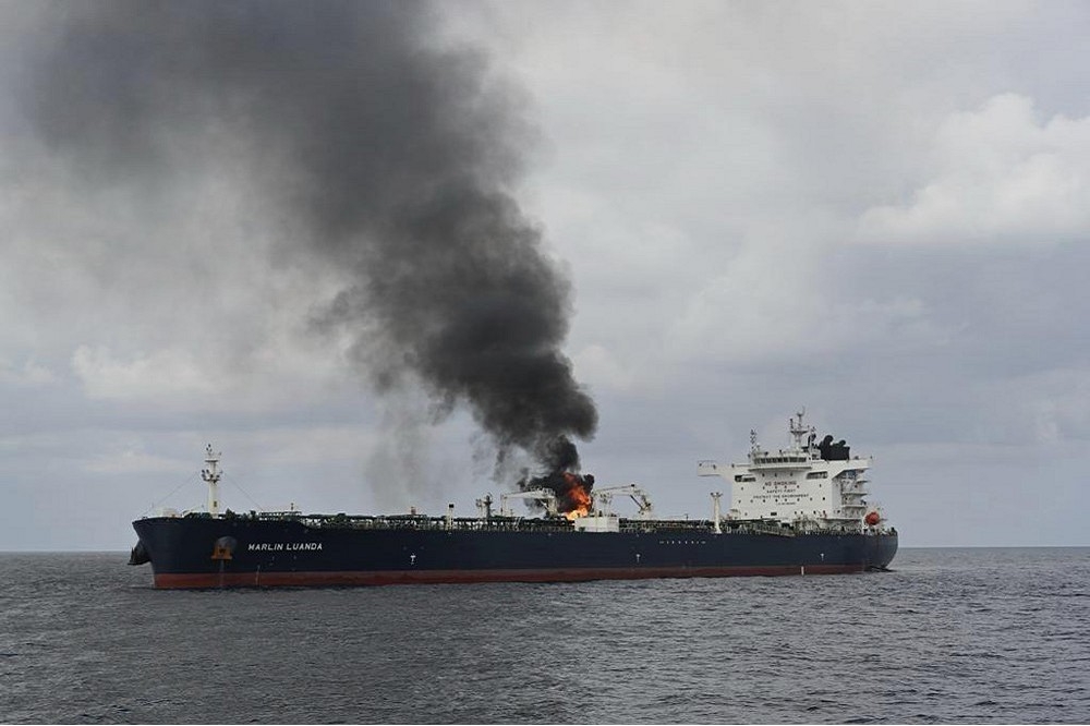 全球石油供应链饱受冲击，导致油价逐渐攀升。图为1月一艘油轮在红海遭青年运动袭击。（美联社）(photo:UpMedia)