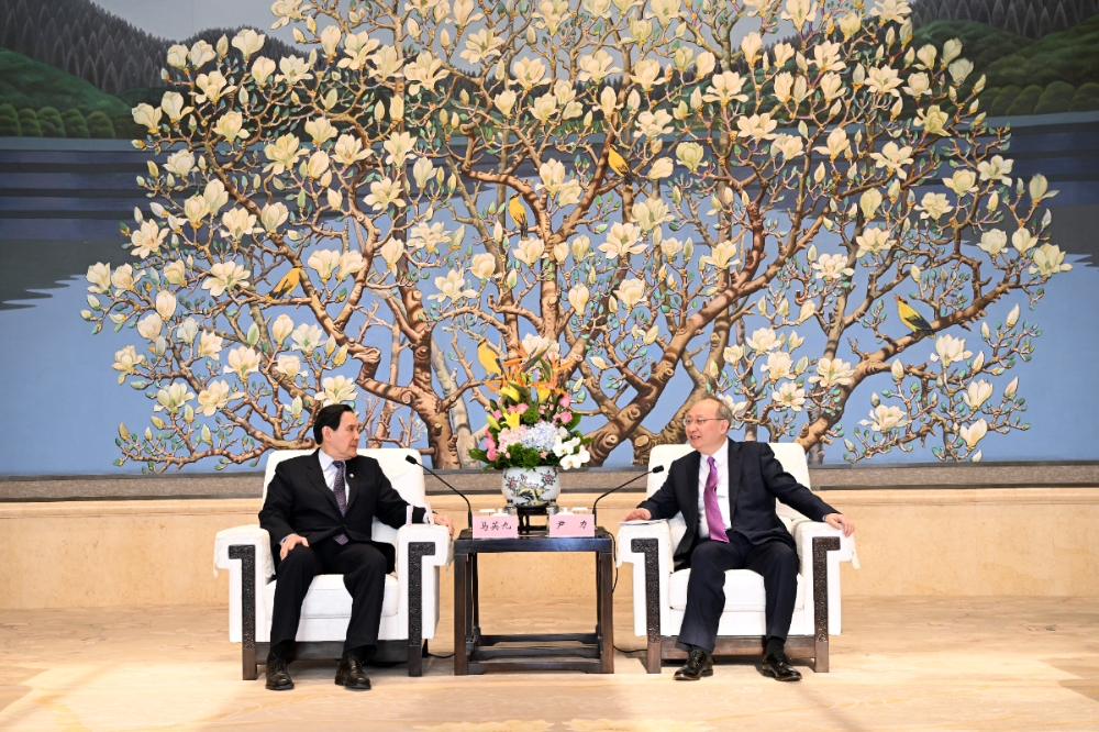 馬英九8日在北京飯店會見中共政治局委員兼北京市委書記尹力（右）。（馬英九基金會提供）