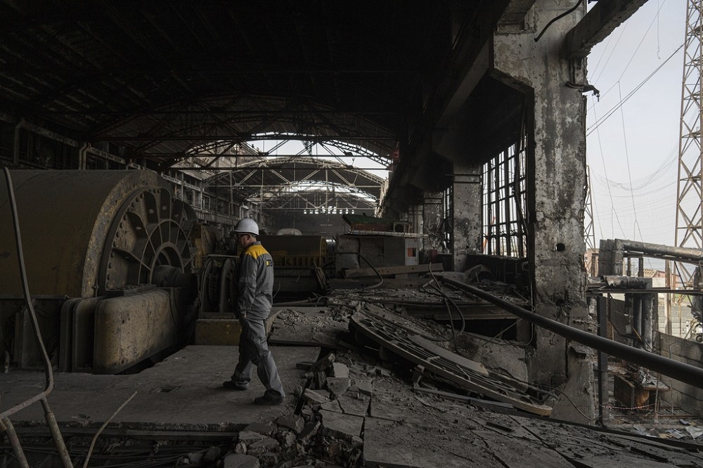 俄国正以前所未有的强度勐烈袭击乌克兰能源设施，乌国官员则唿吁西方对此进行援助。图为被摧毁的DTEK公司旗下发电厂。（美联社）(photo:UpMedia)