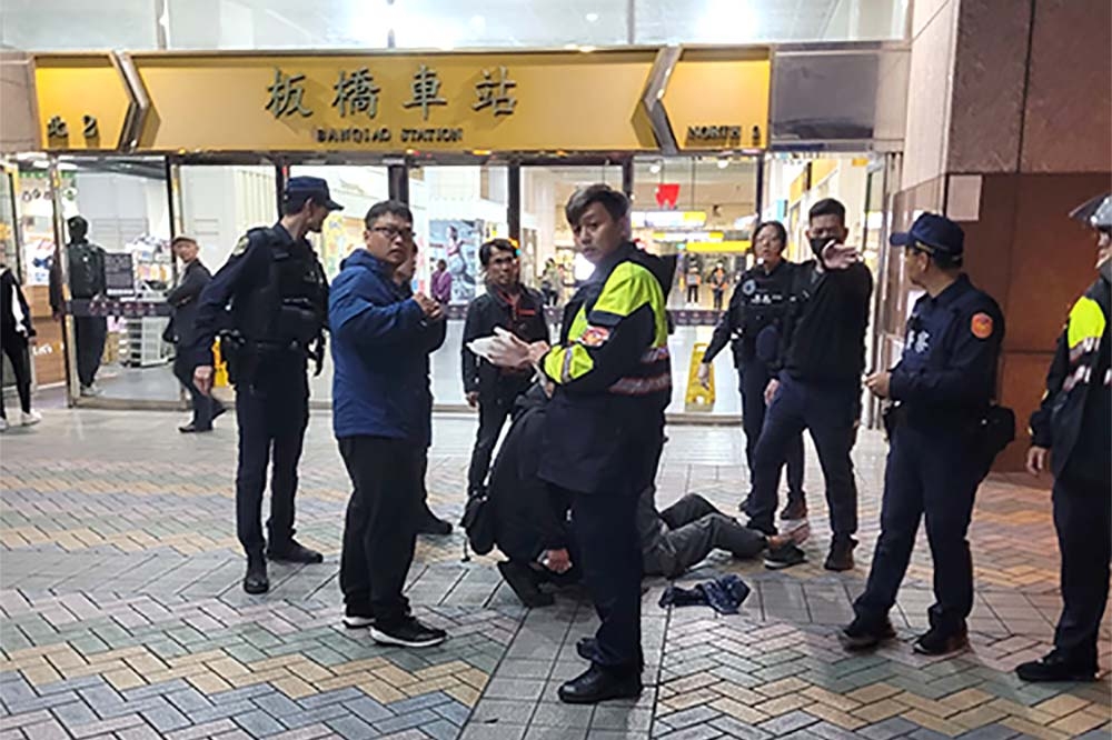 板橋火車站北2門外警察抓嫌犯，警員受傷送醫。（取自爆廢1公社粉專／曹舜瑋攝）