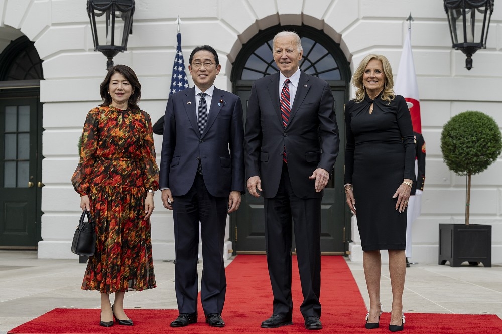 拜登夫婦在華府，接待來訪的日本首相岸田文雄伉儷，雙方預計就多項合作達成共識。（取自拜登社群平台X帳號）