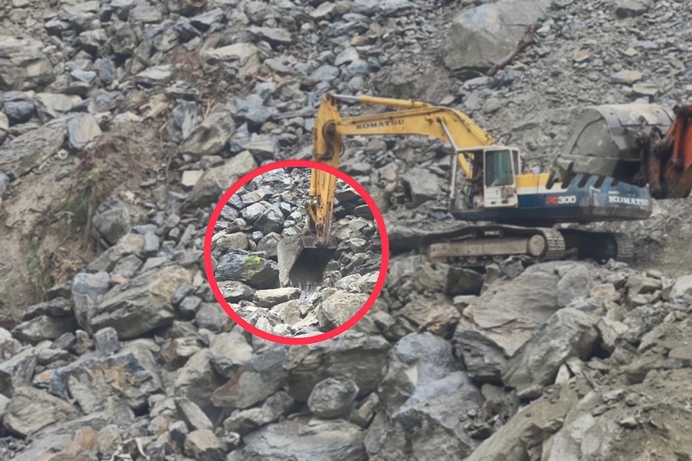搜救人員今天在砂卡礑步道0.5k崩塌處發現2具遺體，在焚香燒金紙後開挖。（翻攝畫面）
