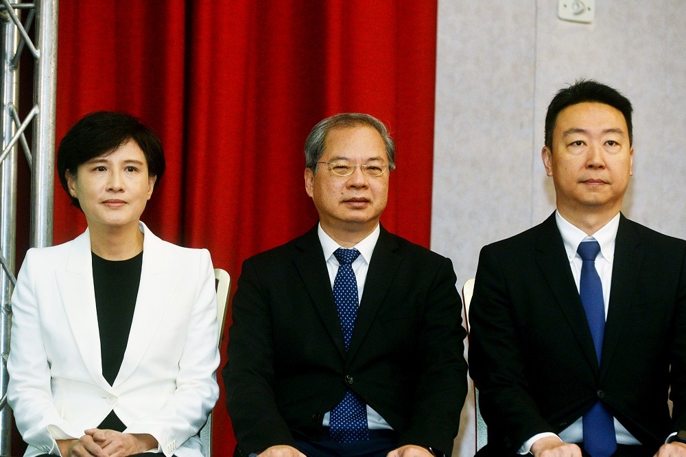 卓榮泰也宣布，鄭麗君（左）將任副閣揆、龔明鑫（中）任行政院秘書長、行政院發言人則是由陳世凱（右）擔任。（張哲偉攝）