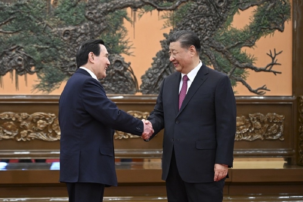 馬英九（左）與習近平會面，但未在中國官媒以及社群平台引起熱議。（取自新華網）