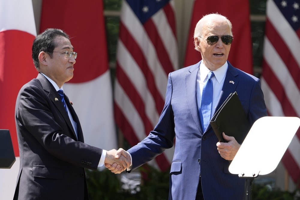 美國總統拜登（右）和日本首相岸田文雄（左）結束長約2小時的會晤後，在玫瑰園舉行聯合記者會。（美聯社）