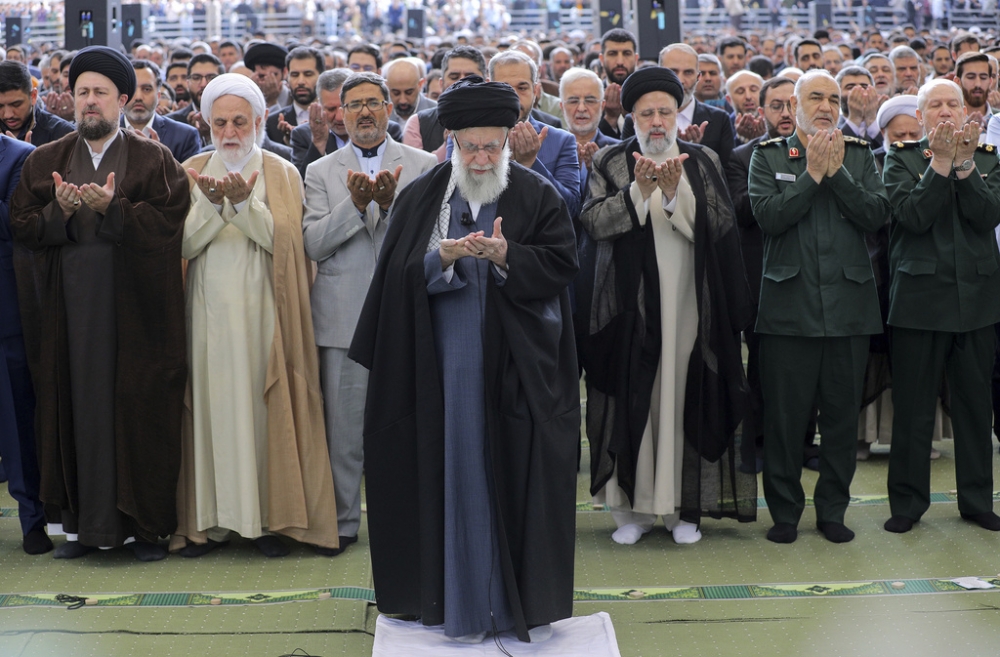 伊朗最高領袖哈米尼10日主持開齋節祈禱，他此前矢言對以色列空襲大馬士革伊朗外交機構進行報復。（美聯社）