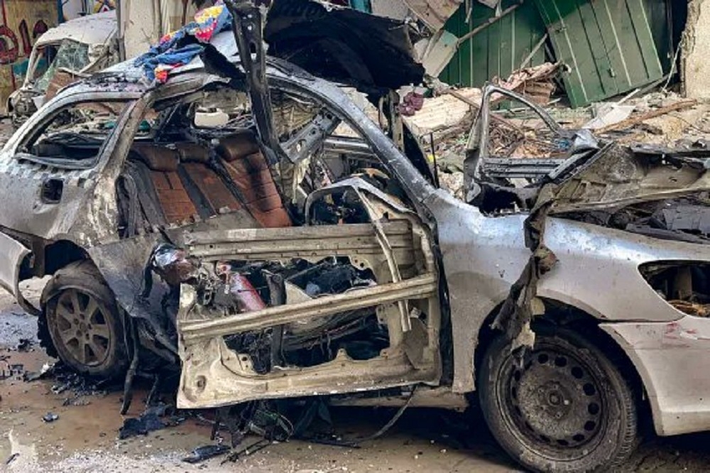 瑪斯領導人哈尼亞7名子孫的座車被炸得面目全非。（取自@quazertman4）