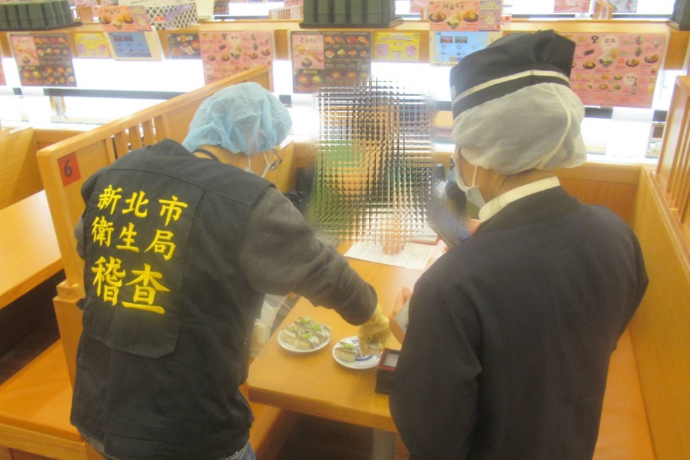 藏壽司接連傳出食物中毒，食藥署12日針對藏壽司展開全台分店大稽查。（新北市衛生局提供）
