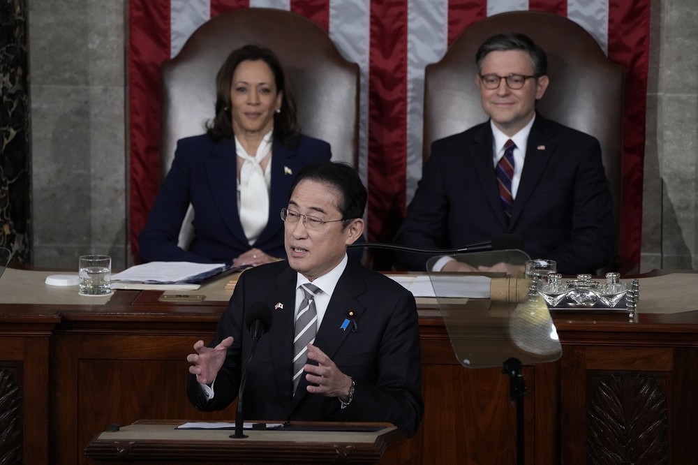 岸田文雄在美国国会发表演说。后排为副总统兼参议院议长贺锦丽（左），众议院议长强生（右）。（美联社）(photo:UpMedia)