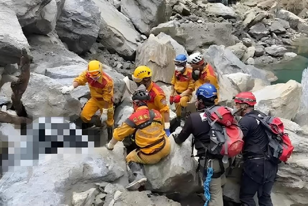 救难人员10日在步道0.5公里处，陆续挖出、寻获5具遗体，已确认为游家一家五口。（高雄县消防局特搜大队提供）(photo:UpMedia)