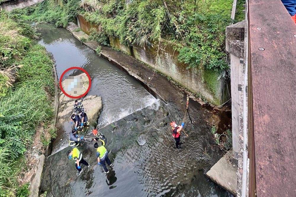 鍾姓警員被發現陳屍於住家附近的溪水中。（翻攝畫面）