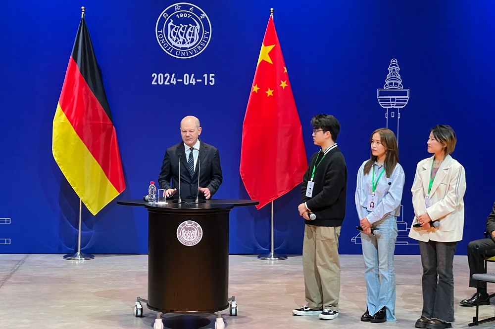 德國總理蕭茲今天抵達上海，在同濟大學發表演說。（取自微博）